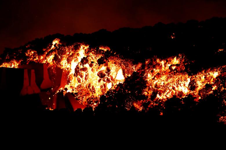 Lava del volcán Cumbre Vieja en donde se aprecian bombas de lava