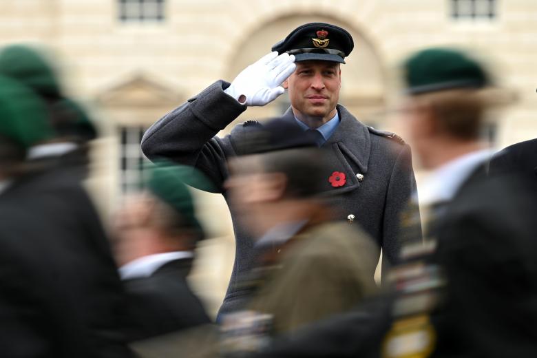 El príncipe Guillermo, duque de Cambridge, saluda al paso de los militares