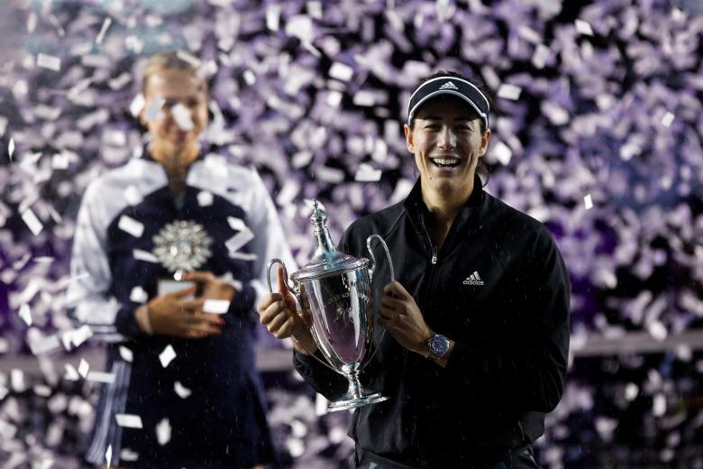 La tenista española Garbiñe Muguruza con el trofeo del WTA Finals de Guadalajara