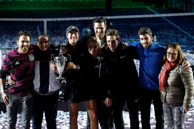 Muguruza celebra con los integrantes de su equipo haber hecho historia