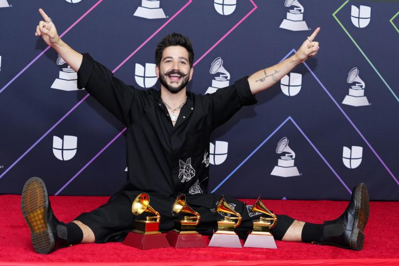 El cantante Camilo posa junto a sus cuatro premios Latin Grammy | Gtres