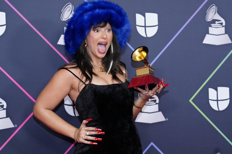 Nathy Peluso sorprendida tras recoger su premio Grammy latino | Gtres