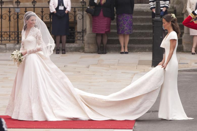 Kate Middleton with her sister Pippa arriving at Westminster Abbey at the Royal Wedding with Britain's Prince William in London Friday, April, 29, 2011.
En la foto con vestido de novia de la firma "Sarah Burton para Alexander McQueen"