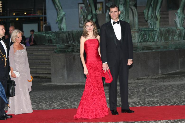 Prince Felipe of Spain and his wife Princess Letizia of Spain attending the gala performance at Stockholm Concert Hall in Stockholm, Sweden on June 18, 2010.
en la foto : vestida de " Felipe Valera "