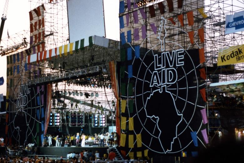 Concierto Live Aid de 1985: 1.925 millones de personas
Los dos conciertos benéficos simultáneos celebrados en 1985 en el estadio de Wembley, en Londres, y en el John F. Kennedy Stadium de Filadelfia no solo fueron multitudinarios en los dos recintos. También lo fueron en audiencia mundial. La doble cita para combatir las terribles hambrunas en Etiopía y Somalia, que pasó a la historia por la asombrosa constelación de estrellas de la música que participó en ellos, logró una audiencia estimada de 1.925 millones de personas en todo el mundo.