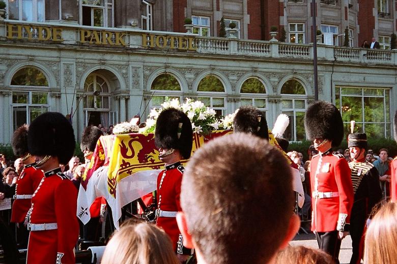 Funeral de Lady Di: 2.500 millones de personas
Unos 2.500 millones de personas siguieron en todo el mundo el funeral de Lady Di, fallecida en accidente de tráfico en París el 31 de agosto de 1997. El acto de homenaje a la Princesa de Gales tuvo lugar en la abadía de Westminster, en Londres, el 6 de septiembre de ese año.