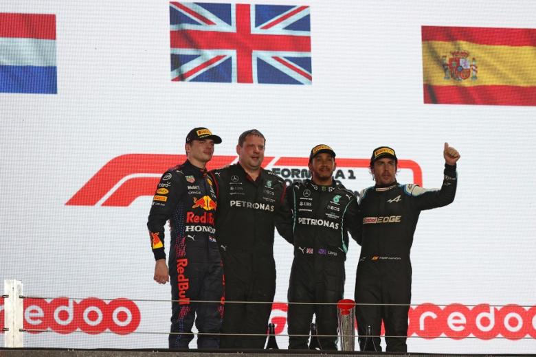 El podio del GP de Qatar 2021 con Hamilton, Verstappen y Alonso