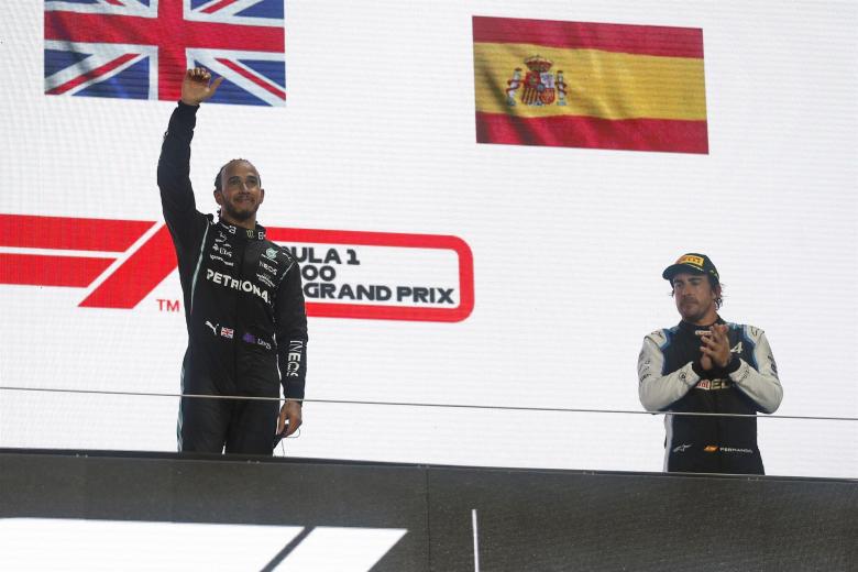 Alonso aplaude la brillante carrera y vitoria del siete veces campeón del mundo, Lewis Hamilton