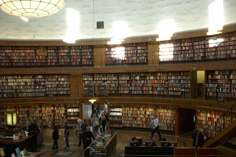 3.	La Stadsbiblioteket. La biblioteca pública principal de Estocolmo es una preciosidad. Arquitectónicamente impresionante, posee una colección de libros en 100 idiomas.