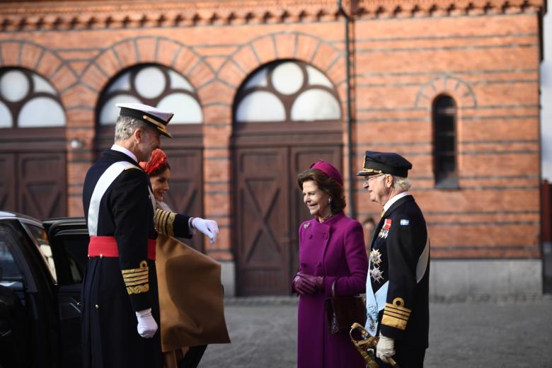 Los Reyes Felipe VI y Letizia son recibidos por los monarcas Carl Gustaf y Silvia de Suecia