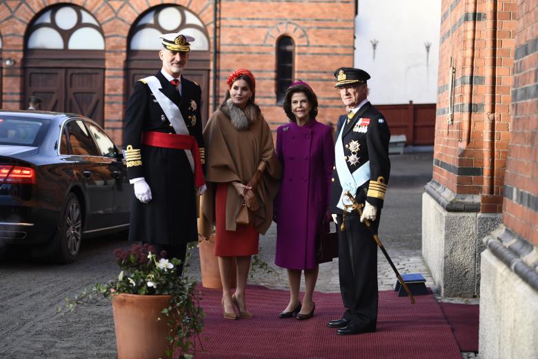 Los Reyes Carl Gustaf y Silvia de Suecia reciben a los Reyes españoles a su llegada a Suecia