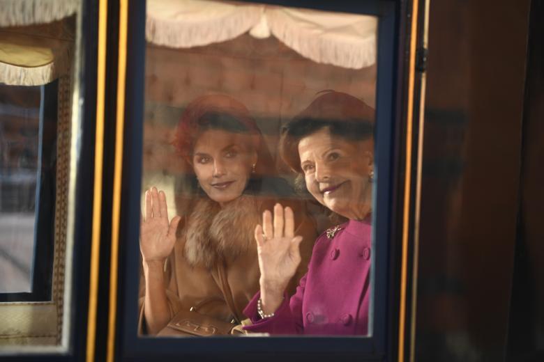 La Reina Letizia y la Reina Silvia de Suecia saludan a los medios congregados por la visita de los monarcas españoles