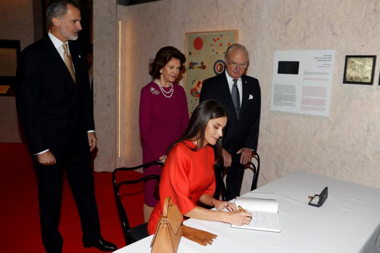 La Reina Letizia firma en el libro de visitas del Museo Nobel de Estocolmo