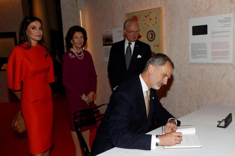 El Rey Felipe VI firma en el libro de visitas del Museo Nobel de Estocolmo