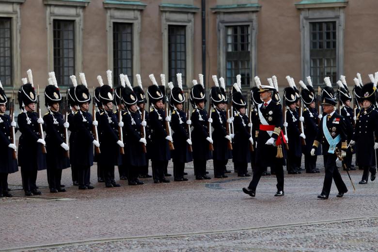 El Rey Felipe VI recibido por las tropas suecas junto al Rey Carlos Gustavo