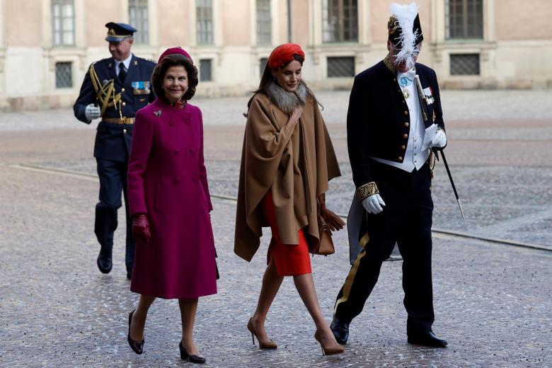 La Reina Letizia camina en compañía de la Reina Silvia de Suecia