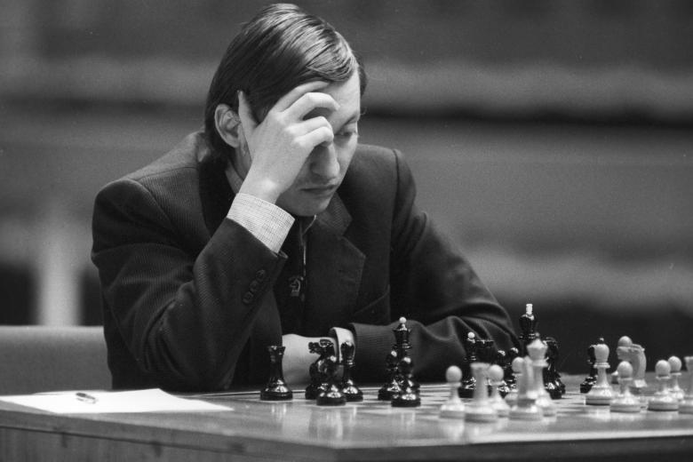 Anatoly Karpov disputa una partida en 1983