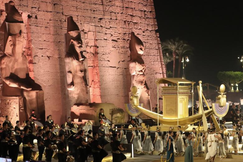 Luxor (Egypt), 25/11/2021.- Actors carry a golden boat as they parade during the opening ceremony of the Avenue of Sphinxes at the ancient Temple of Luxor, in Luxor, Egypt, 25 November 2021. The 3,000-year-old ancient promenade Avenue of Sphinxes (El Kebbash Road) was opened to the public after years of restauration with a grand ceremony. (Egipto, Roma) EFE/EPA/KHALED ELFIQI