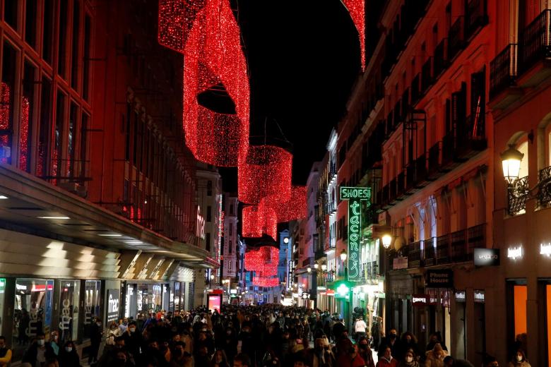 La icónica calle Preciados de Madrid, iluminada por Navidad