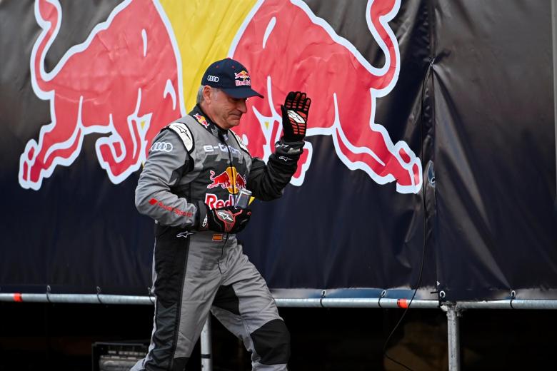 El piloto español de Rally, Carlos Sainz, en la exhibición realizada en Madrid con icónicos coches de su carrera