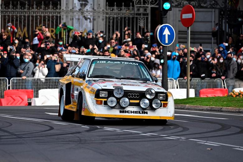 El doble campeón del mundo de rallies Carlos Sainz pilotando un Audi Quattro S1