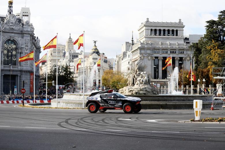 El bicampeón del mundo de rally, Carlos Sainz, ha presentado el Audi RS Q e-tron con el que competirá en el Dakar 2022