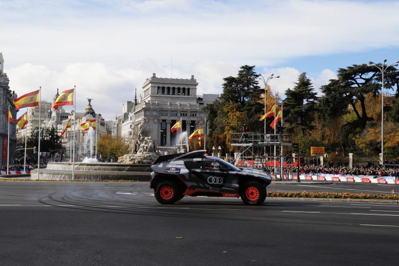 El bicampeón del mundo de rally, Carlos Sainz, ha presentado el Audi RS Q e-tron con el que competirá en el Dakar 2022