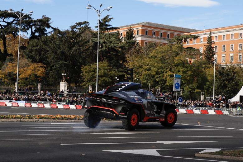 El bicampeón del mundo de rally, Carlos Sainz, ha presentado el Audi RS Q e-tron en el Paseo Recoletos, de Madrid