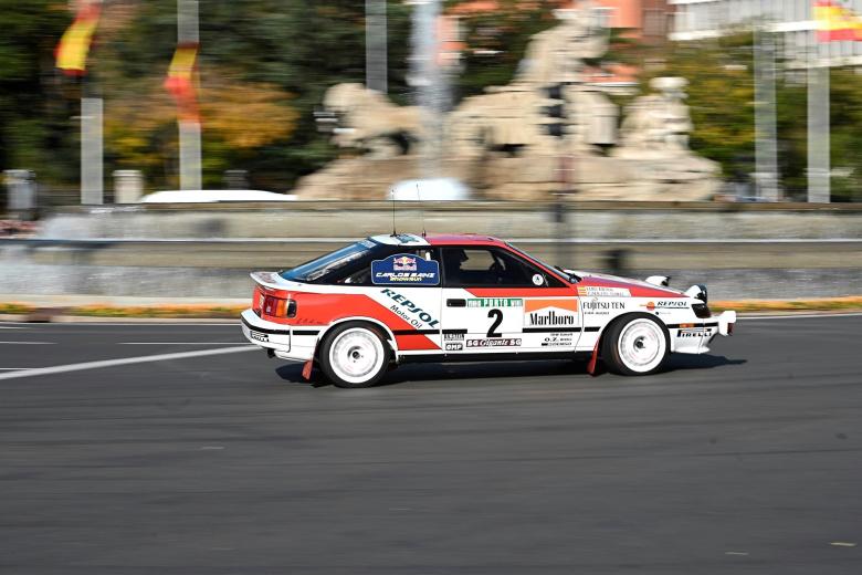 Carlos Sainz compitió con este coche en su primeras temporadas, logrando sus primeros podios y su primer título en 1990