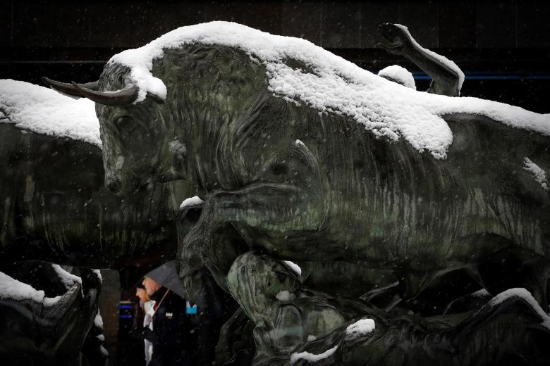 El temporal de nieve ha llegado de lleno este fin de semana a Pamplona, en la fotografía el monumento al encierro en el paseo Carlos III de la capital navarra
