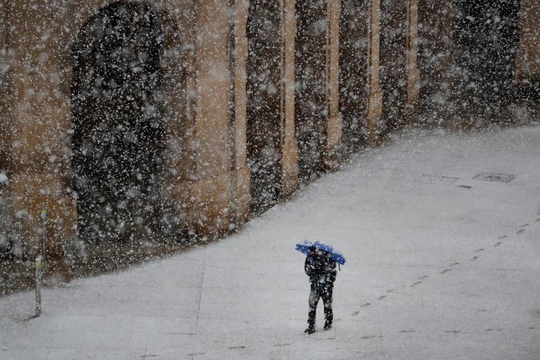 El temporal de nieve ha llegado de lleno este fin de semana a Pamplona donde este domingo ha empezado a nevar con fuerza en la capital navarra