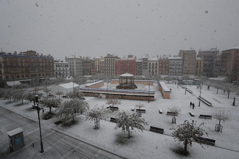 La Plaza del Castillo de Pamplona cubierta de nieve este domingo