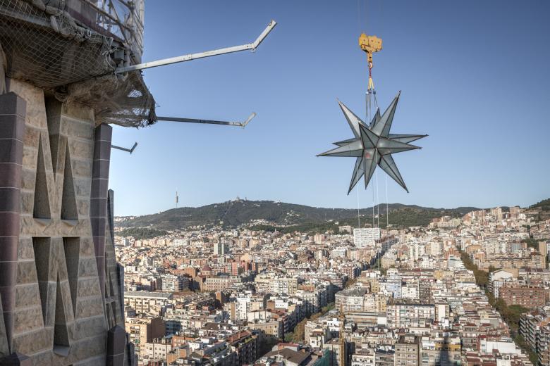 La estrella luminosa de la Sagrada Familia de Barcelona sobre la Ciudad Condal