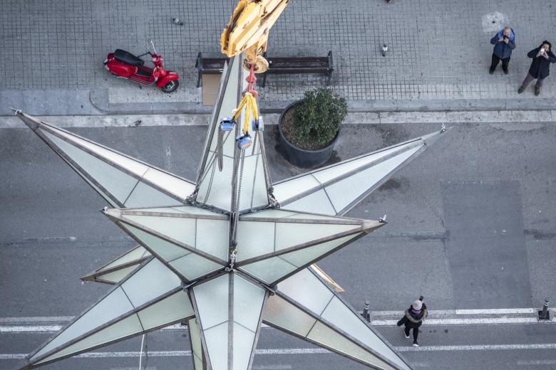 La estrella luminosa de la Sagrada Familia de Barcelona sobre la calle que pasa delante de la iglesia modernista