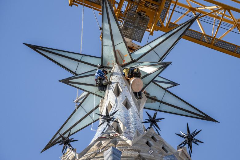 Operarios trabajan en la instalación de la estrella luminosa en la Sagrada Familia de Barcelona