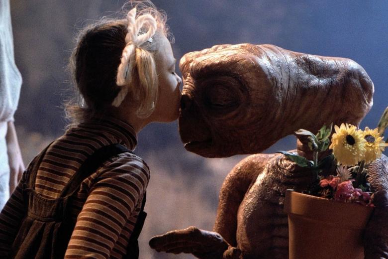 E.T el Extraterrestre: 2.511 millones
E. T. el Extraterrestre consiguió en la taquilla 792 millones de dólares en todo el mundo. Si se hubiese estrenado recientemente y no en 1982, la película de Steven Spielberg habría logrado 2.511 millones de dólares de recaudación en las salas de cine.