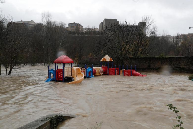 Un parque infantil inundado por el desbordamiento del río Arga a su paso por el barrio de la Rochapea en Pamplona, este viernes. Los ríos Arga, Ega, Larraun, Ezkurra, Urederra y Baztán han alcanzado en las últimas horas el nivel de alerta por inundaciones en Navarra, donde han comenzado a producirse incidencias en diversas zonas con calles y garajes anegados y carreteras cortadas.