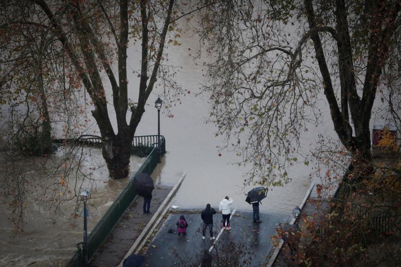 El desbordamiento del río Arga este viernes a su paso por el barrio de la Rochapea (Pamplona) ha anegado calles, plazas, comercios y garajes