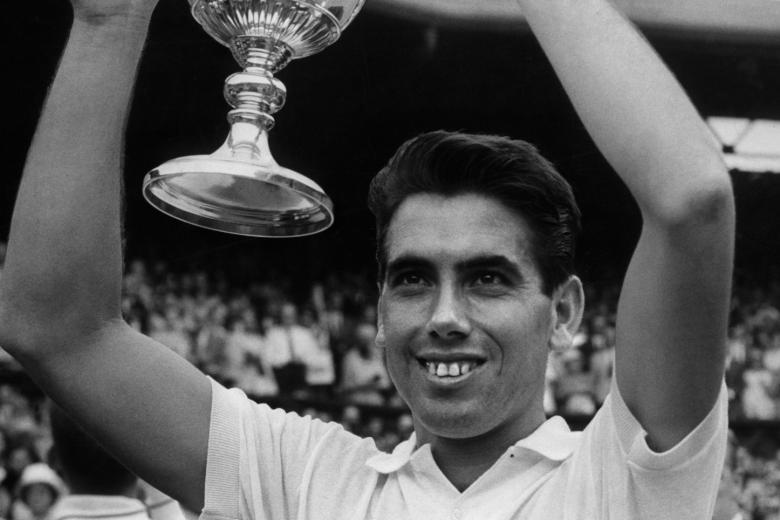 El tenista español Manuel Santana levanta la copa de Wimbledon tras ganar el torneo en 1966