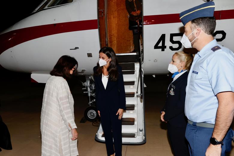 La Reina, a su llegada al aeropuerto de Dakar este domingo.