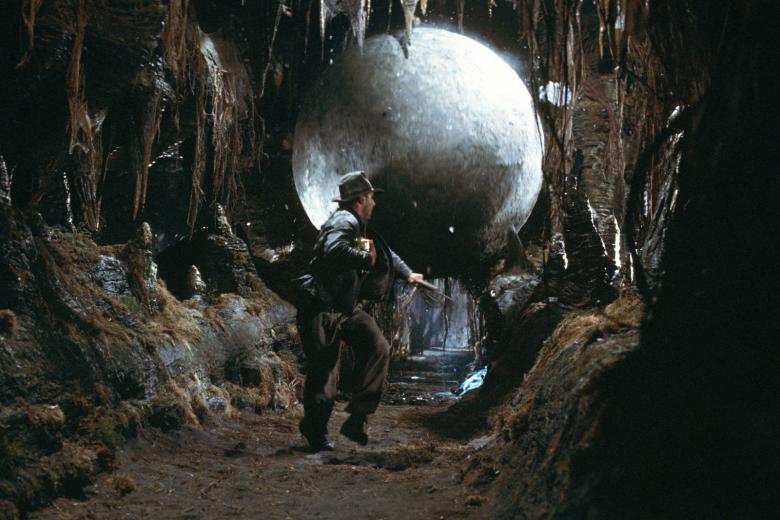En busca del arca perdida (1981)
En busca del arca perdida es el título que hemos escogido para representar en esta lista a ese héroe para quitarse el sombrero que es Indiana Jones. Bien podría hacerlo también Indiana Jones y la última cruzada, sin desmerecer el puro entretenimiento que es Indiana Jones y el templo maldito. La que nunca podría estar en un ránking con las mejores películas de Steven Spielberg sería Indiana Jones y el reino de la calavera de cristal, la cuarta entrega de la saga. En la lista de sus peores películas, en cambio, estaría muy arriba.