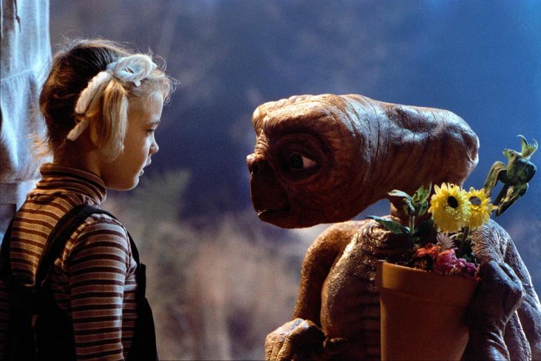 E.T El extraterrestre (1982)
La extraordinaria capacidad de Steven Spielberg para contar historias encuentra uno de sus máximos exponentes en E.T El Extraterrestre, una de las 10 películas más taquilleras de la historia del cine si tenemos en cuenta la inflación.