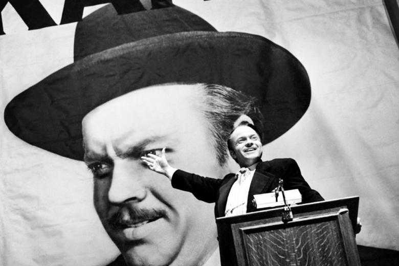 Ciudadano Kane (1941)
En toda lista de las mejores películas de la historia del cine ocupa un lugar, normalmente destacado, Ciudadano Kane. Metacritic no es una excepción. La extraordinaria obra dirigida y protagonizada por Orson Welles sobre el magnate Charles Foster Kane es una de las ocho únicas películas que obtiene la máxima puntuación posible en el agregador de críticas.