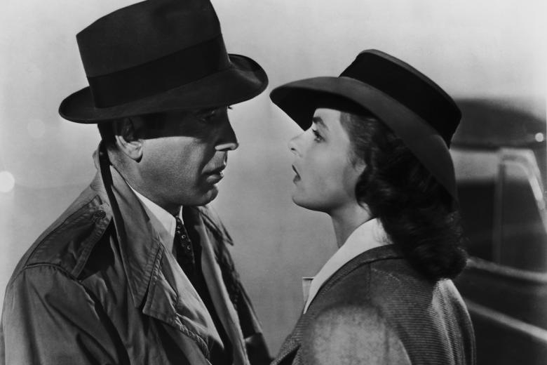 Casablanca (1943)
Casablanca tampoco podría faltar en esta lista. Si existen las películas perfectas, esta lo es. Y si no existen porque sea imposible alcanzar la perfección, la eterna historia protagonizada por Humphrey Bogart e Ingrid Bergman sería lo más parecido a una película perfecta.