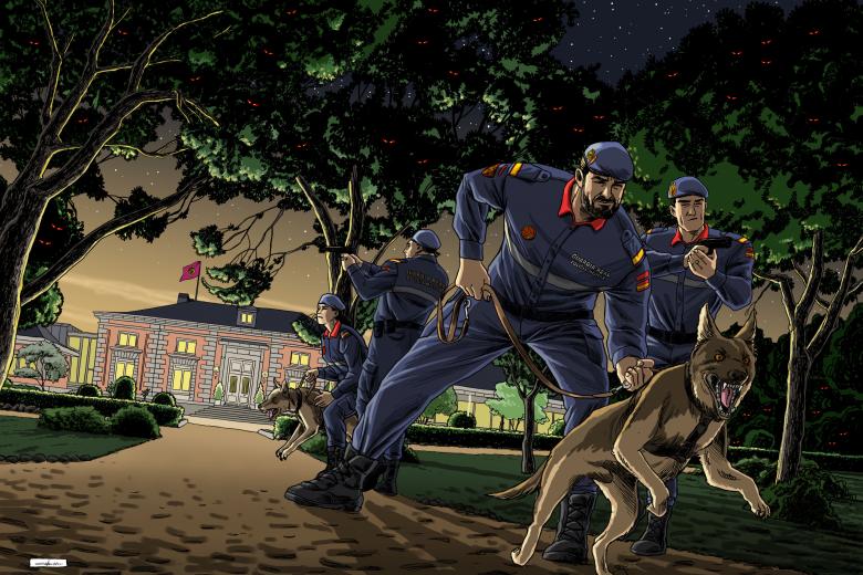 La noche se cierra sobre el Palacio de la Zarzuela.