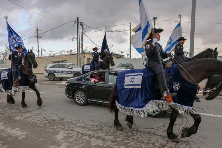 La Policía montada escolta al patriarca latino de Jerusalén, el arzobispo Pierbattista Pizzaballa, en un control israelí que separa Jerusalén de Belén
