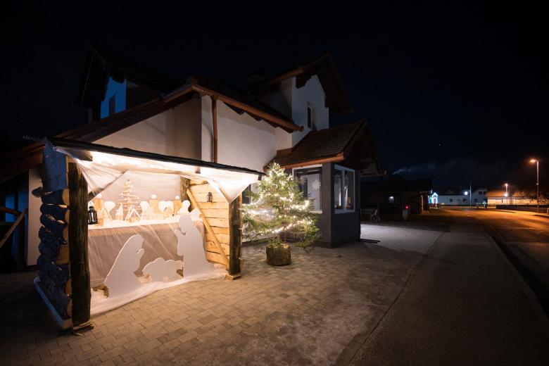 En la pequeña localidad eslovena de Banovci, conocida localmente como el pueblo navideño, los lugareños realizan una exposición de nacimientos caseros