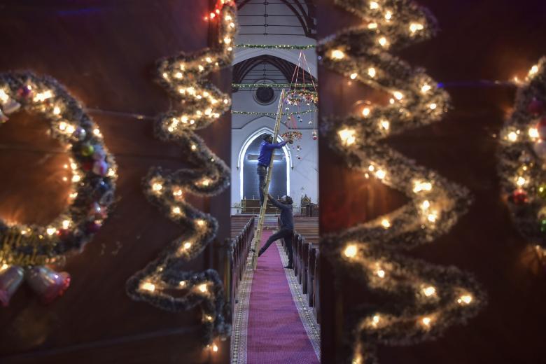 Un grupo de cristianos decora la catedral de San Juan de cara a la Navidad en Peshawar, Pakistán