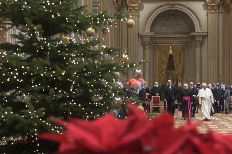 El Papa Francisco llega a la audiencia anual para felicitar la Navidad a los miembros de la curia romana en el Vaticano