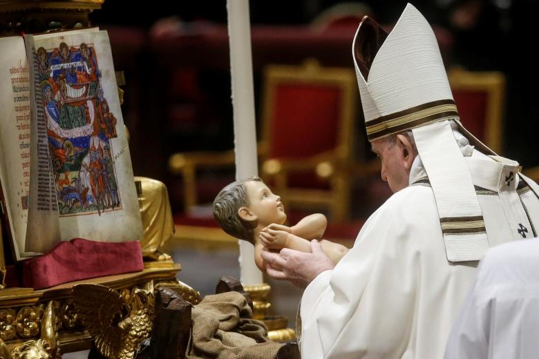 El Papa Francisco preside la Santa Misa de Navidad en la Basílica de San Pedro en el Vaticano, el 24 de diciembre de 2021